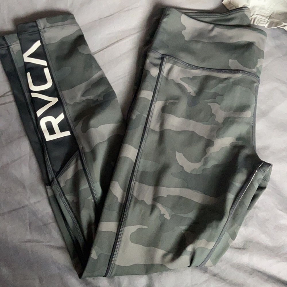 COPY - RVCA - Picture 3 of 5